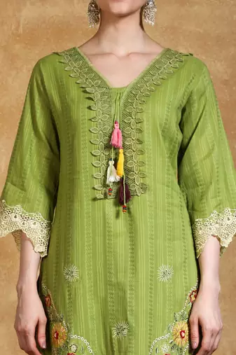 Women Floral Embroidered Thread Work Pure Cotton Kurta with Trousers & Dupatta