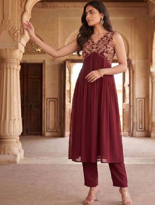 Women Ethnic Motifs Embroidered Empire Thread Work Kurta with Trousers 4