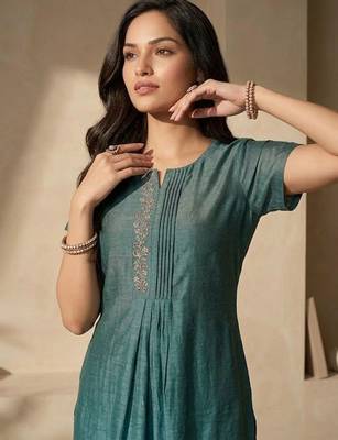 Women Ombre Dyed Pleated Thread Work Kurta with Trousers 2