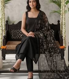 Women Floral Regular Kurta with Trousers & With Dupatta