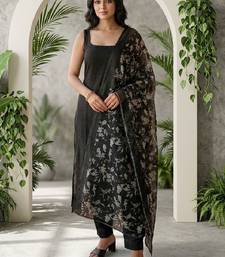 Women Floral Regular Kurta with Trousers & With Dupatta