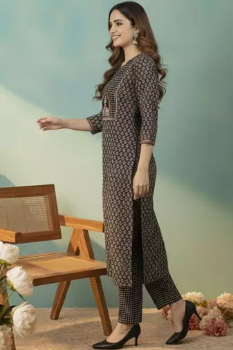 Women Ethnic Motifs Printed Regular Kurta with Trousers & With Dupatta