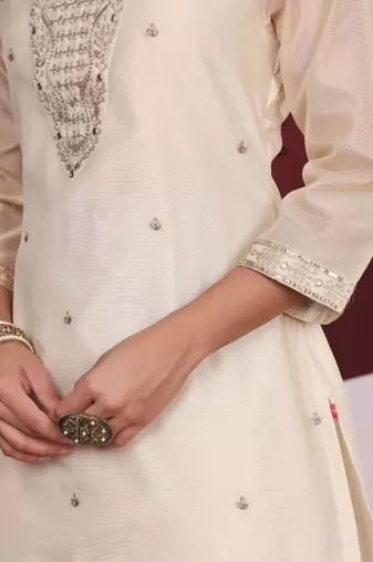Women Floral Woven Design Thread Work Kurta with Trousers & Dupatta