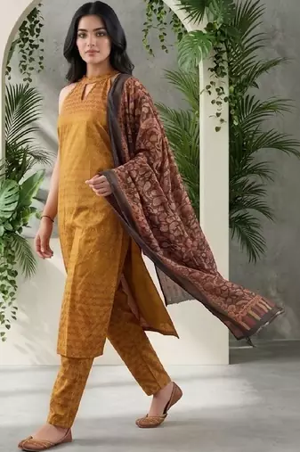 Women Ethnic Motifs Printed Regular Kurta with Trousers & With Dupatta