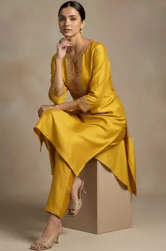 Women Regular Thread Work Kurta with Trousers & With Dupatta