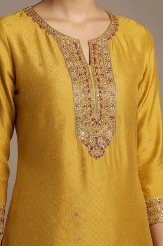Women Regular Thread Work Kurta with Trousers & With Dupatta