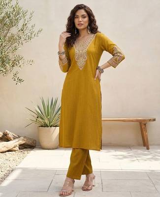 Women Ethnic Motifs Embroidered Regular Thread Work Kurta with Trousers 1