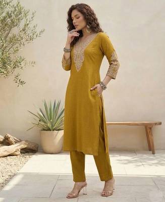 Women Ethnic Motifs Embroidered Regular Thread Work Kurta with Trousers 3