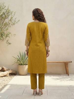 Women Ethnic Motifs Embroidered Regular Thread Work Kurta with Trousers 4