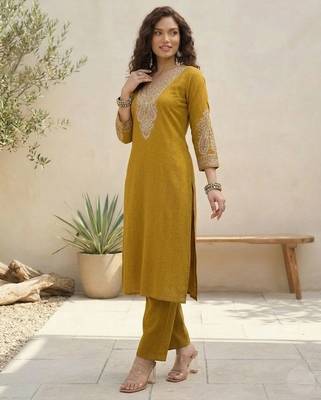 Women Ethnic Motifs Embroidered Regular Thread Work Kurta with Trousers 6