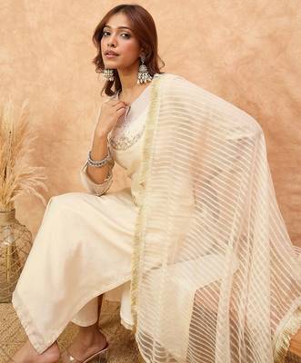 Women Regular Thread Work Kurta with Trousers & With Dupatta 6
