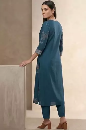 Women Floral Printed Regular Kurta with Trousers & With Dupatta