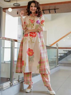Women Floral Printed Regular Kurta with Trousers 1