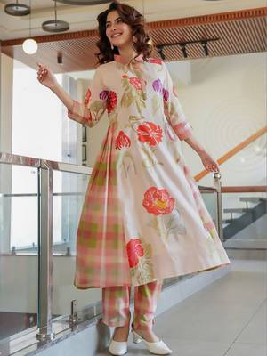 Women Floral Printed Regular Kurta with Trousers 2