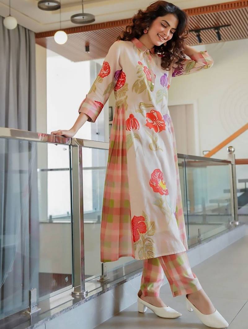 Women Floral Printed Regular Kurta with Trousers