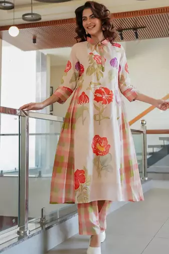 Women Floral Printed Regular Kurta with Trousers