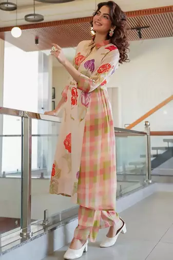 Women Floral Printed Regular Kurta with Trousers
