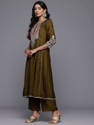 Floral Embroidered Zari Panelled Kurta With Palazzos & Dupatta 5