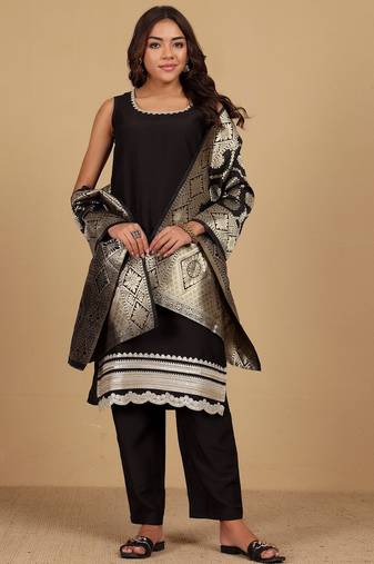 Sleeveless Round Neck Straight Kurta With Trousers And Dupatta