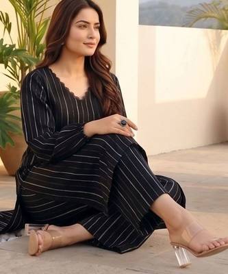 Women Printed Regular Silk Crepe Kurta with Trousers 5