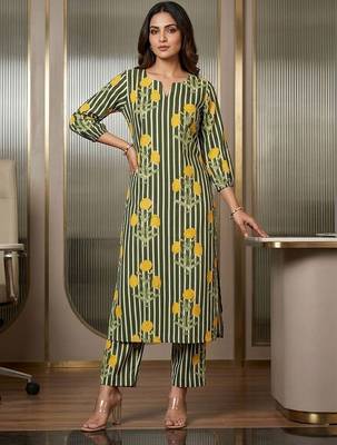 Women Striped Regular Kurta with Trousers 4