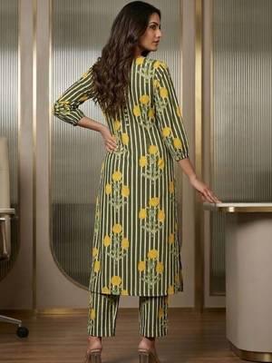Women Striped Regular Kurta with Trousers 5