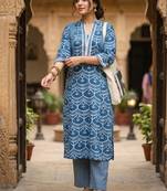 Women Printed Regular Kurta with Trousers
