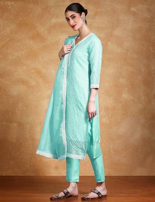 Women Floral Embroidered Regular Thread Work Kurta with Trousers & Dupatta 4