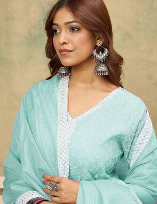 Women Floral Embroidered Chikankari Kurta With Trousers & Dupatta 2
