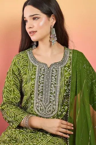 Bandhani Printed Thread Work Kurta With Trousers & Dupatta