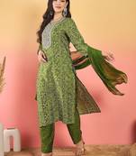 Bandhani Printed Thread Work Kurta With Trousers & Dupatta