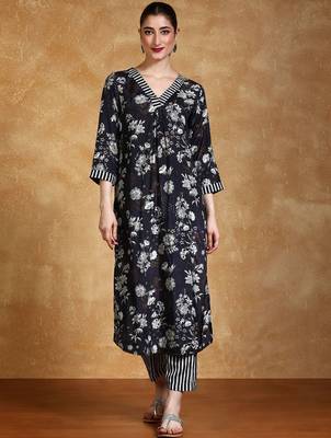 Women Floral Printed Kurta with Trousers 1