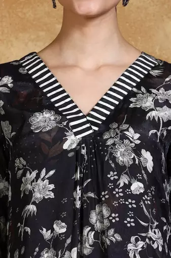 Women Floral Printed Kurta with Trousers