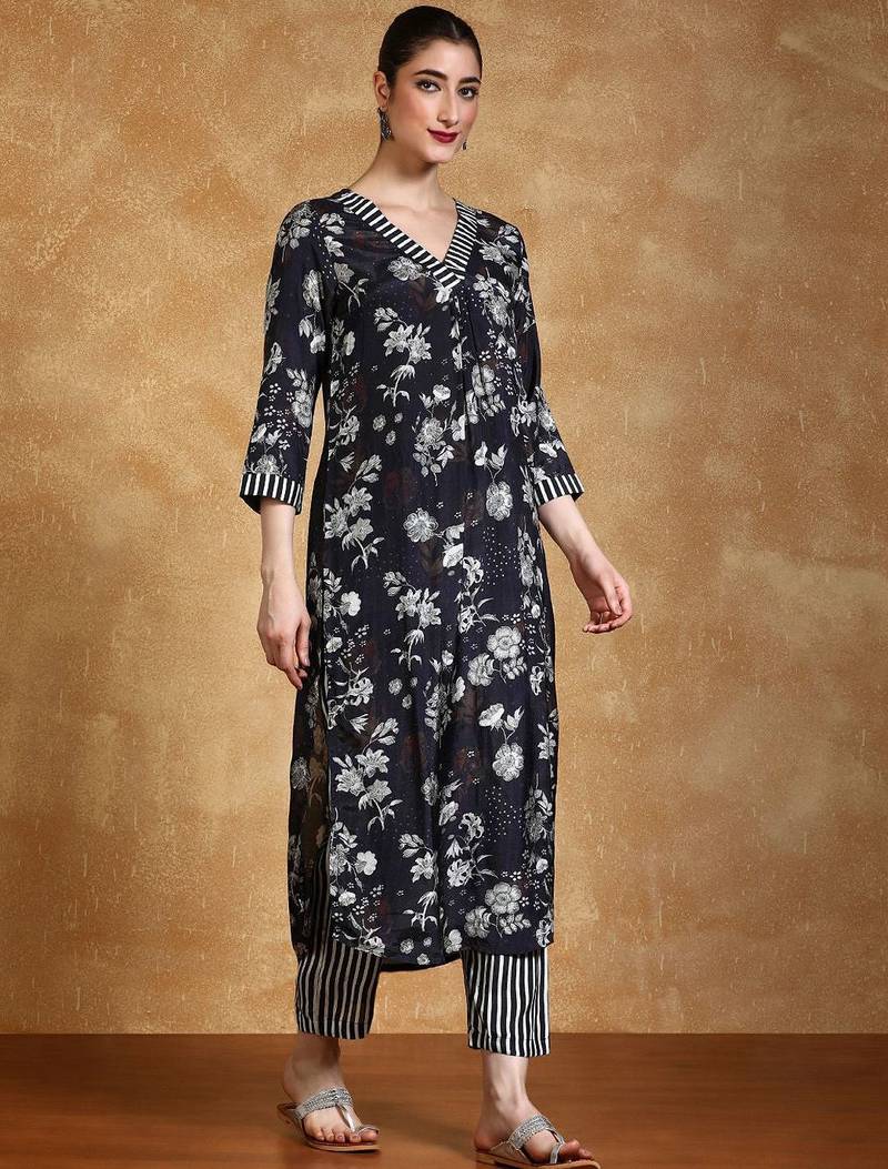 Women Floral Printed Kurta with Trousers