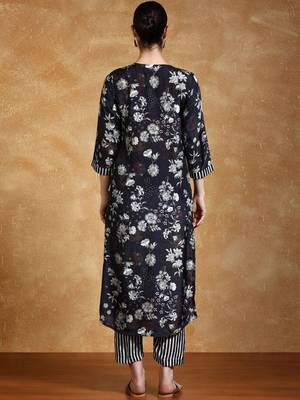 Women Floral Printed Kurta with Trousers 5