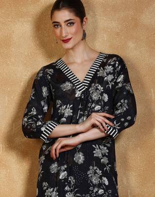 Women Floral Printed Kurta with Trousers 6