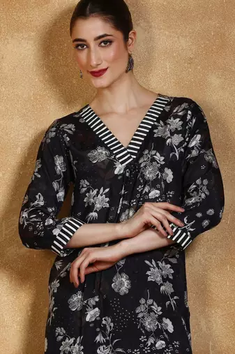Women Floral Printed Kurta with Trousers