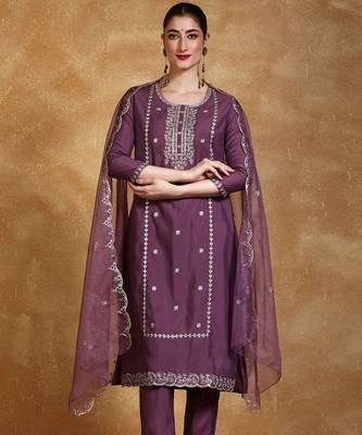 Women Floral Embroidered Kurta with Trousers & Dupatta 1