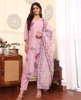 Floral Embroidered Chanderi Silk Straight Kurta With Trouser & Dupatta 1