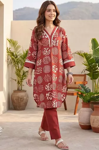 Women Printed Regular Kurta with Trousers