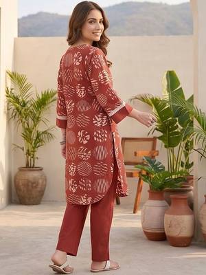 Women Printed Regular Kurta with Trousers 2