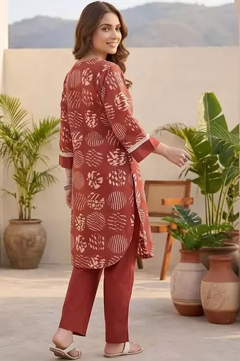 Women Printed Regular Kurta with Trousers