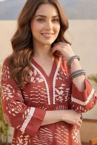 Women Printed Regular Kurta with Trousers