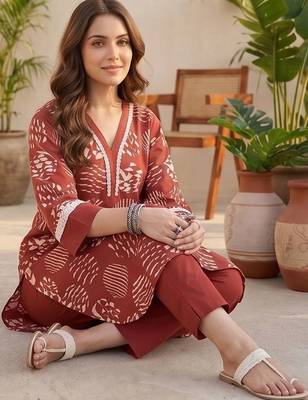 Women Printed Regular Kurta with Trousers 5
