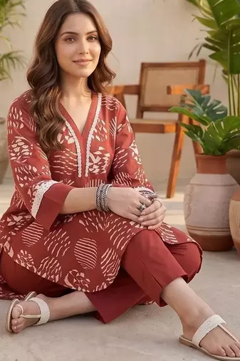 Women Printed Regular Kurta with Trousers