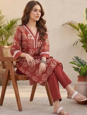 Women Printed Regular Kurta with Trousers 6