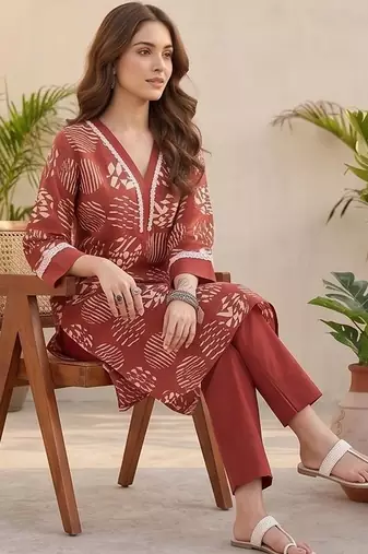 Women Printed Regular Kurta with Trousers