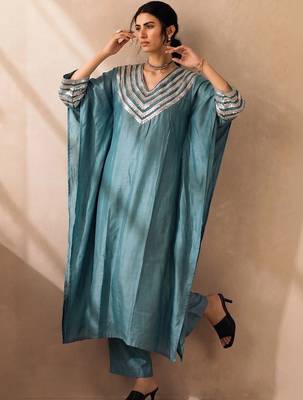 Women Ethnic Motifs Embroidered Regular Thread Work Kurta with Trousers 1