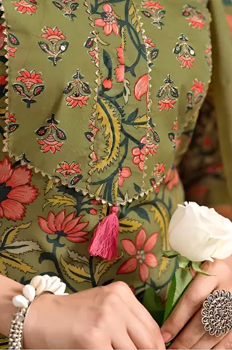 Women Floral Printed Regular Kurta with Trousers & With Dupatta