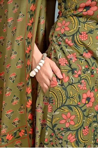 Women Floral Printed Regular Kurta with Trousers & With Dupatta